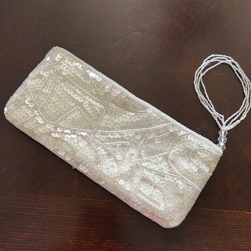 Le Regale off white beaded sequin wristlet New no tags